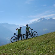 Die Guides posieren für ein Foto vor einem Bergpanorama