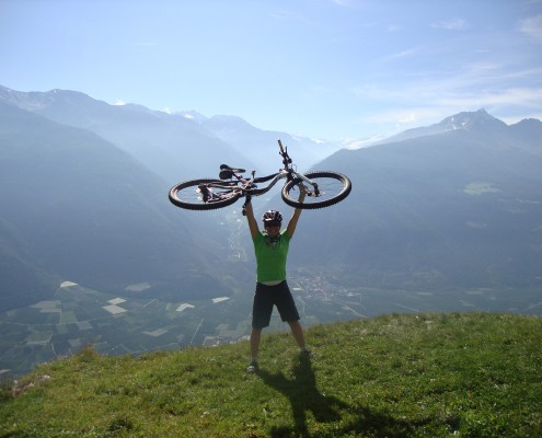 Sandra hält ihr Bike voller freude in die Höhe