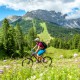 Eine Fahrt über eine Wiese mit den Dolomiten im Hintergrund