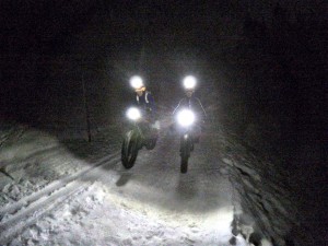 Mit den Fatbikes in der Nacht unterwegs