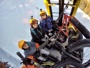 Wir fahren mit unseren Fatbikes in der Gondel hinauf.