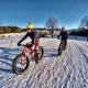 Mädels beim Fatbiken im Schnee