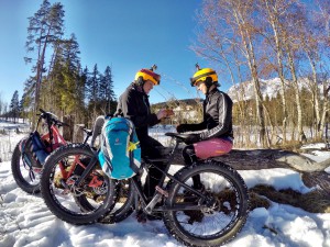 Mädels machen eine Pause beim Fatbiken