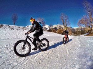 Fatbiker mit Dachstein im Hintergrund