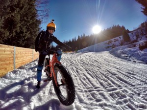 Guide mit dem Fatbike auf der Rodelbahn