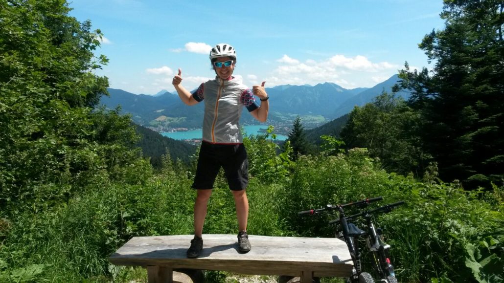 Mountainbikerin am Tegernsee